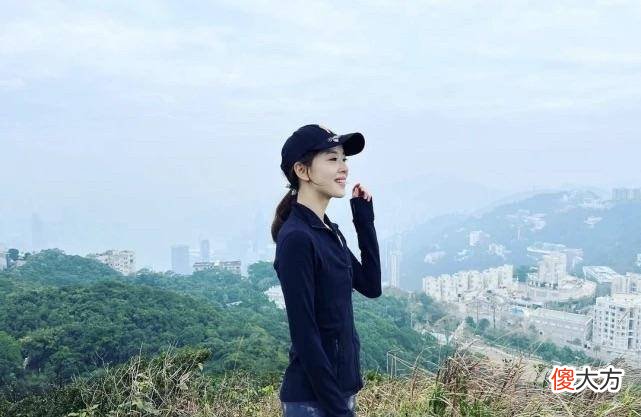 【就爱时尚】章泽天晒爬山照片，穿紧身裤不着臀部，气质清纯大方
