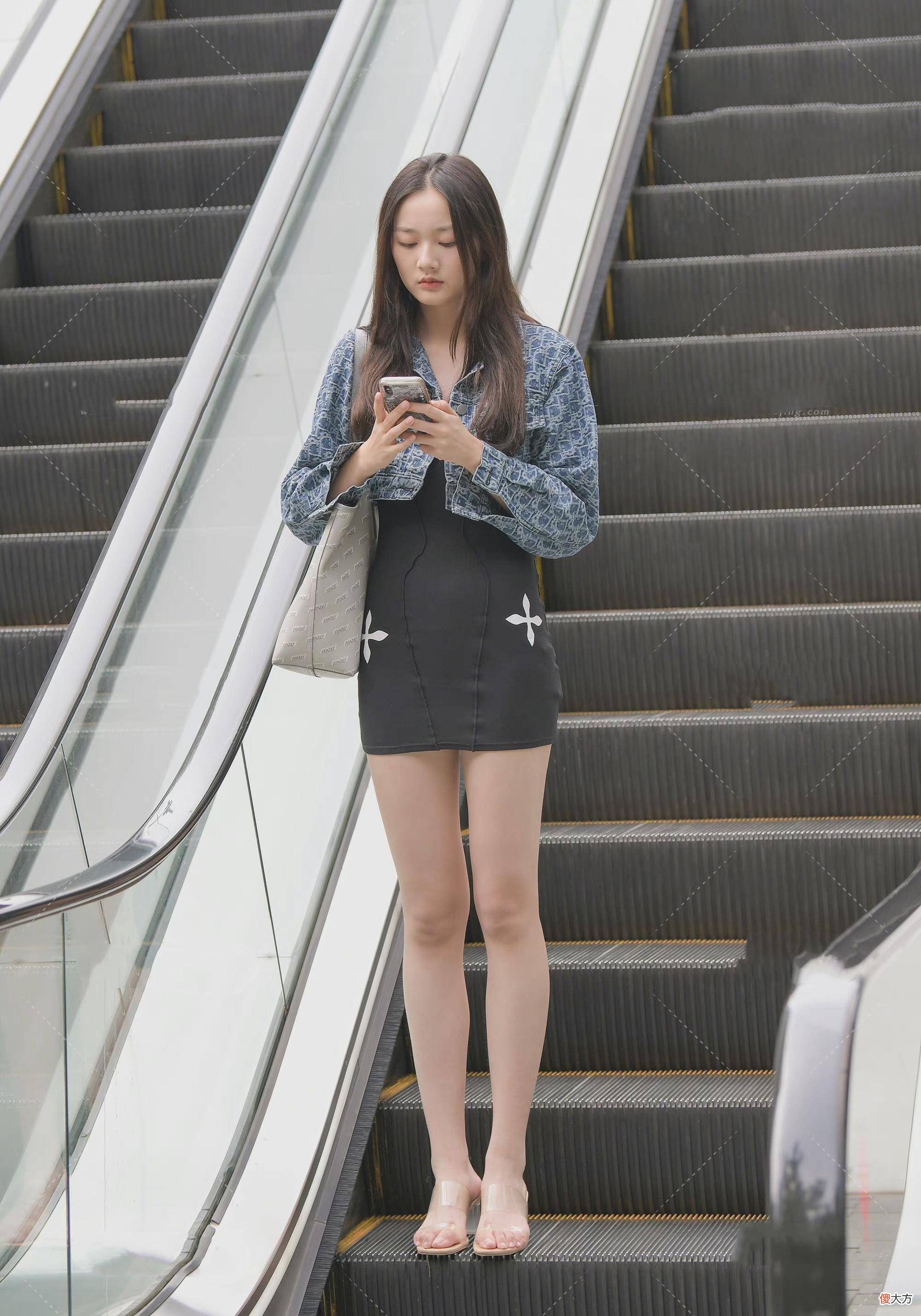 【时尚一点】街拍：美女靓妹大秀穿搭，宛若行走在靓丽的时装t台