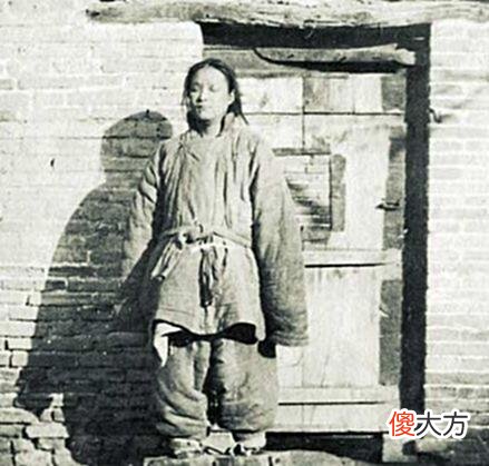 【历史故事】极为罕见的老照片，即将要被处决的晚清女犯人，图三将要被凌迟