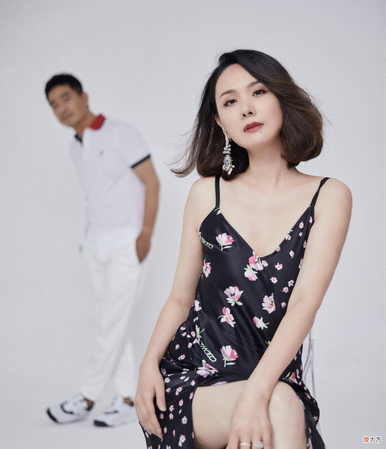 【时尚一点】怪不得郭晓东不让程莉莎穿短裙，看看她的表情，原来郭晓东也吃醋
