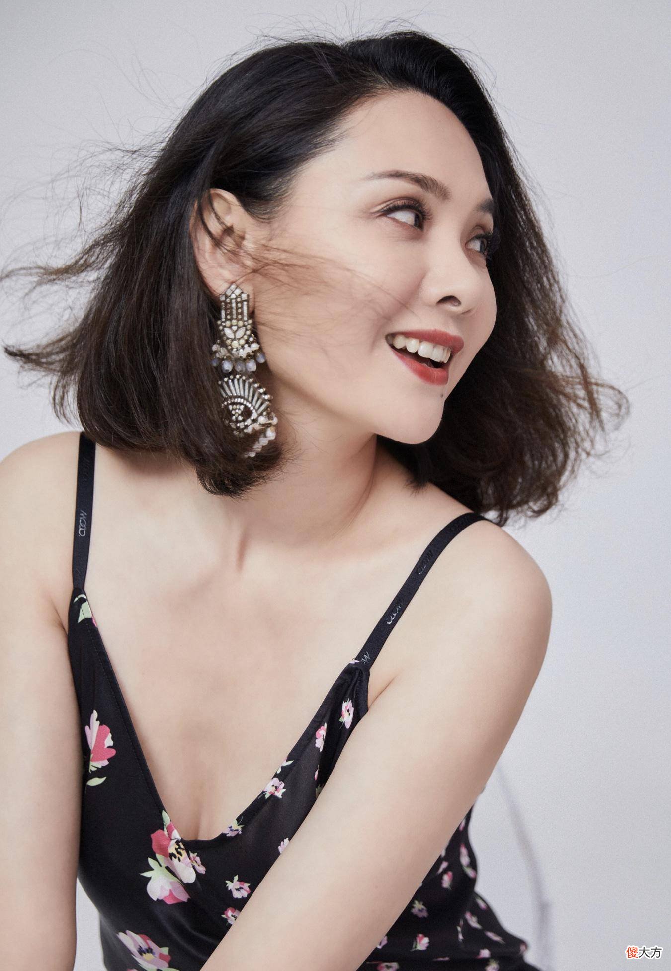 【时尚一点】怪不得郭晓东不让程莉莎穿短裙，看看她的表情，原来郭晓东也吃醋