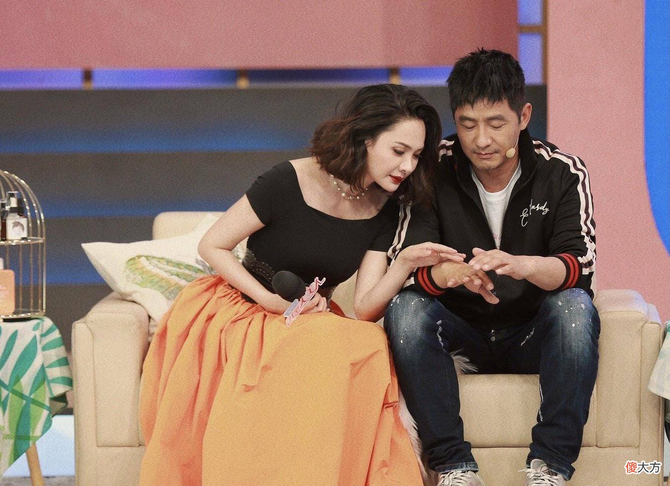 【时尚一点】怪不得郭晓东不让程莉莎穿短裙，看看她的表情，原来郭晓东也吃醋