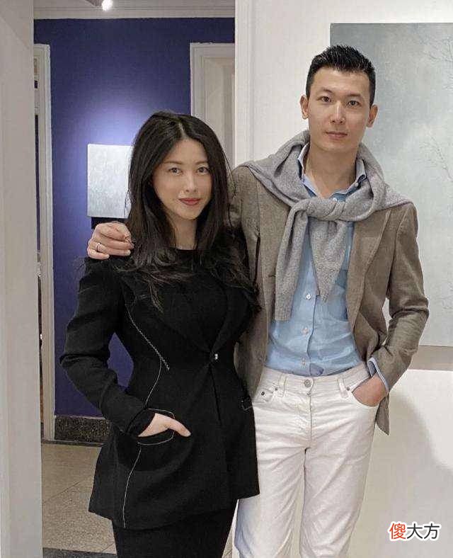 【就爱时尚】朱珠为丈夫庆生，穿上一件礼服与丈夫一起庆祝生日礼物