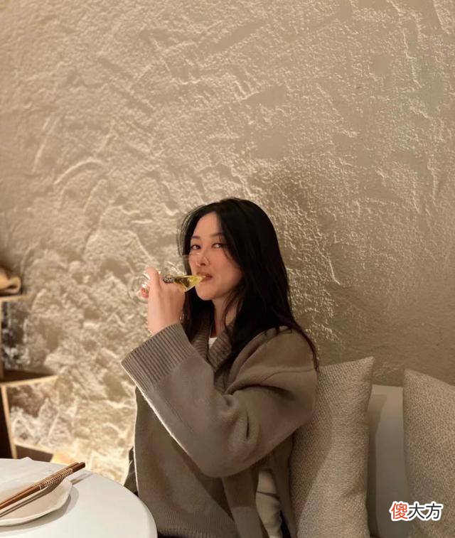 【就爱时尚】朱珠为丈夫庆生，穿上一件礼服与丈夫一起庆祝生日礼物