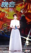 【就爱时尚】小个子女生如何搭配服装？百褶裙穿出了礼服气质