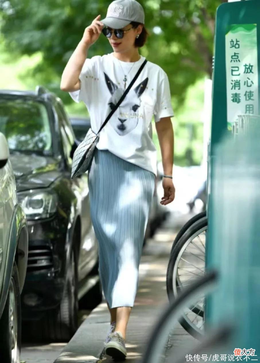 【就爱时尚】建议50岁女人：出门穿衣多露脚踝，多穿彩色，戴顶帽子时髦感翻倍