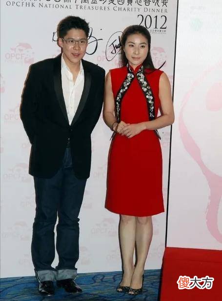 【时尚一点】郭晶晶嫁入豪门后，穿搭风格变化太大，网友：这才是她想要的生活
