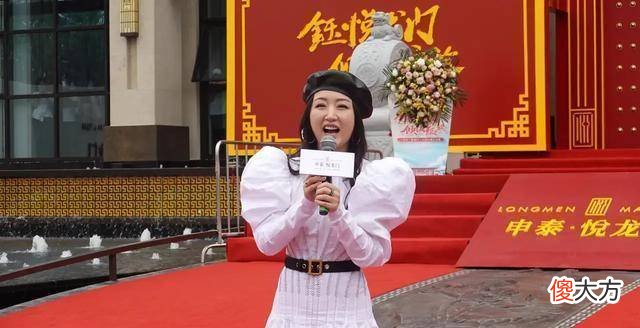 【就爱时尚】49岁杨钰莹穿旧裙参加活动略显寒酸，但是女神气韵犹在