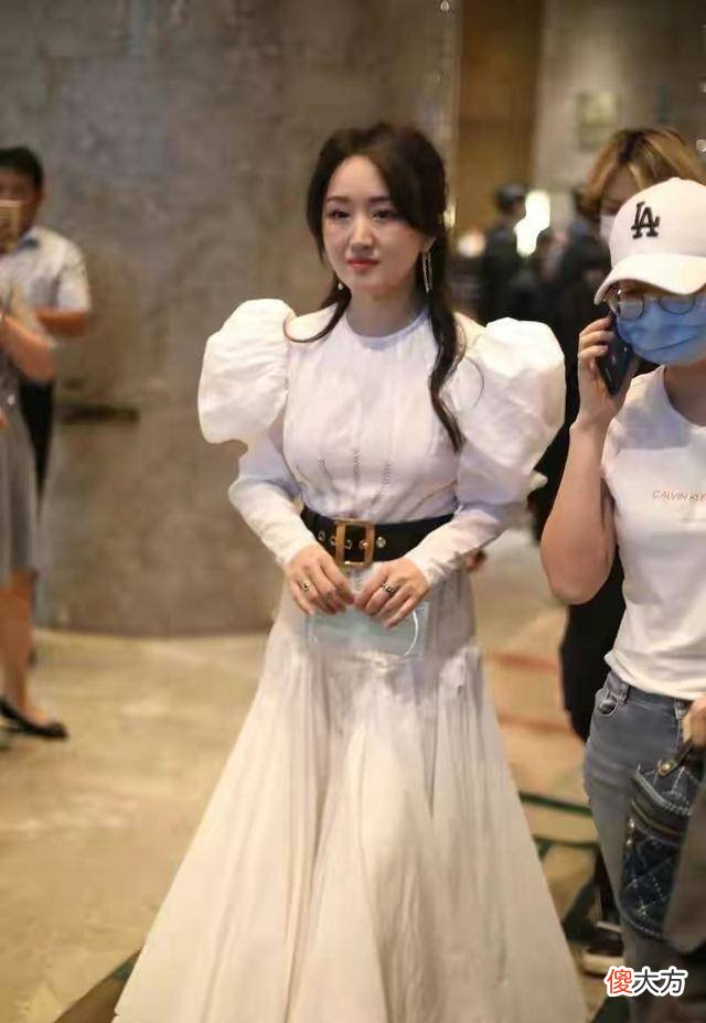 【就爱时尚】49岁杨钰莹穿旧裙参加活动略显寒酸，但是女神气韵犹在