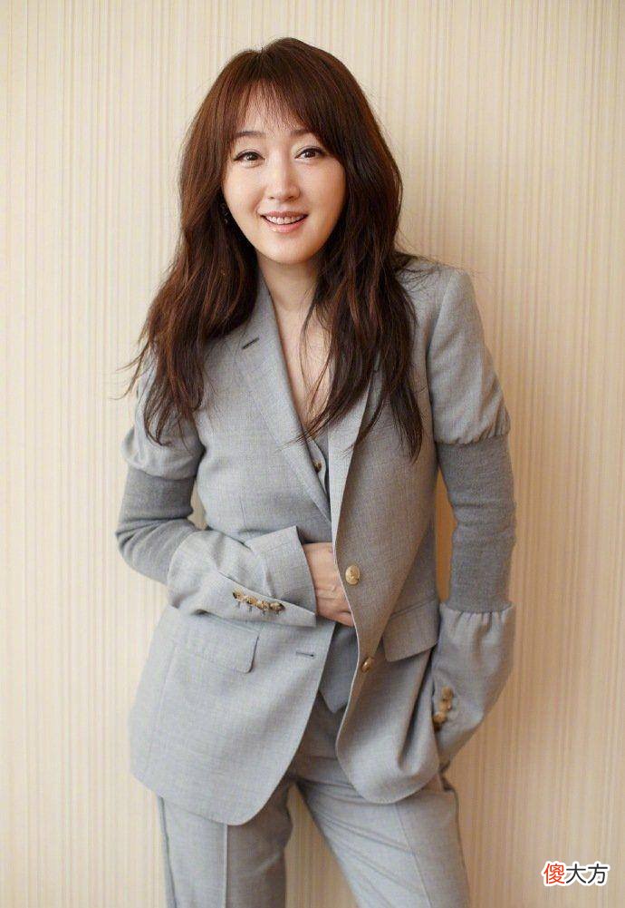 【就爱时尚】49岁杨钰莹穿旧裙参加活动略显寒酸，但是女神气韵犹在