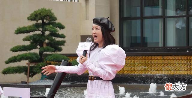 【就爱时尚】49岁杨钰莹穿旧裙参加活动略显寒酸，但是女神气韵犹在