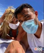 【就爱时尚】38岁布兰妮老成大妈！刻意扮美也不甜，26岁小男友倒三角身材