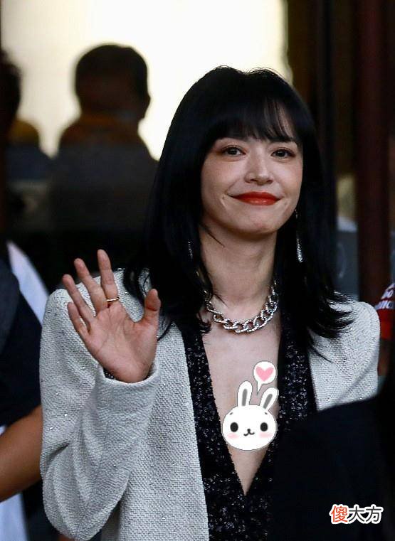 【就爱时尚】v字衣领+刘海，打造一周穿搭公式，包教包会，美出新高度