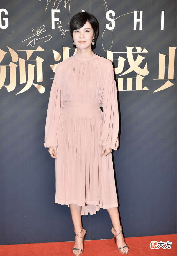 【时尚一点】郁可唯真会“扮美”，粉色短袖还配背带裤，一点没有中年奔四感