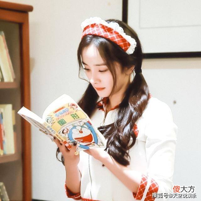 【就爱时尚】杨幂首期嘉宾录制照，33岁的年纪还可以这么嫩，当真让人羡慕