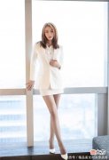 【就爱时尚】职场小女王们带点正式感，白色西装套装搭配在一起，温柔又帅气
