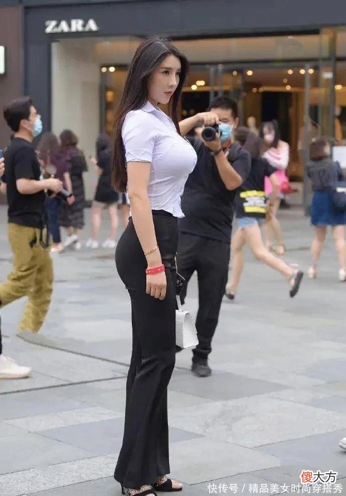 【时尚一点】说什么打底裤，如今“小黑裤”才是香饽饽，别分不清主次！