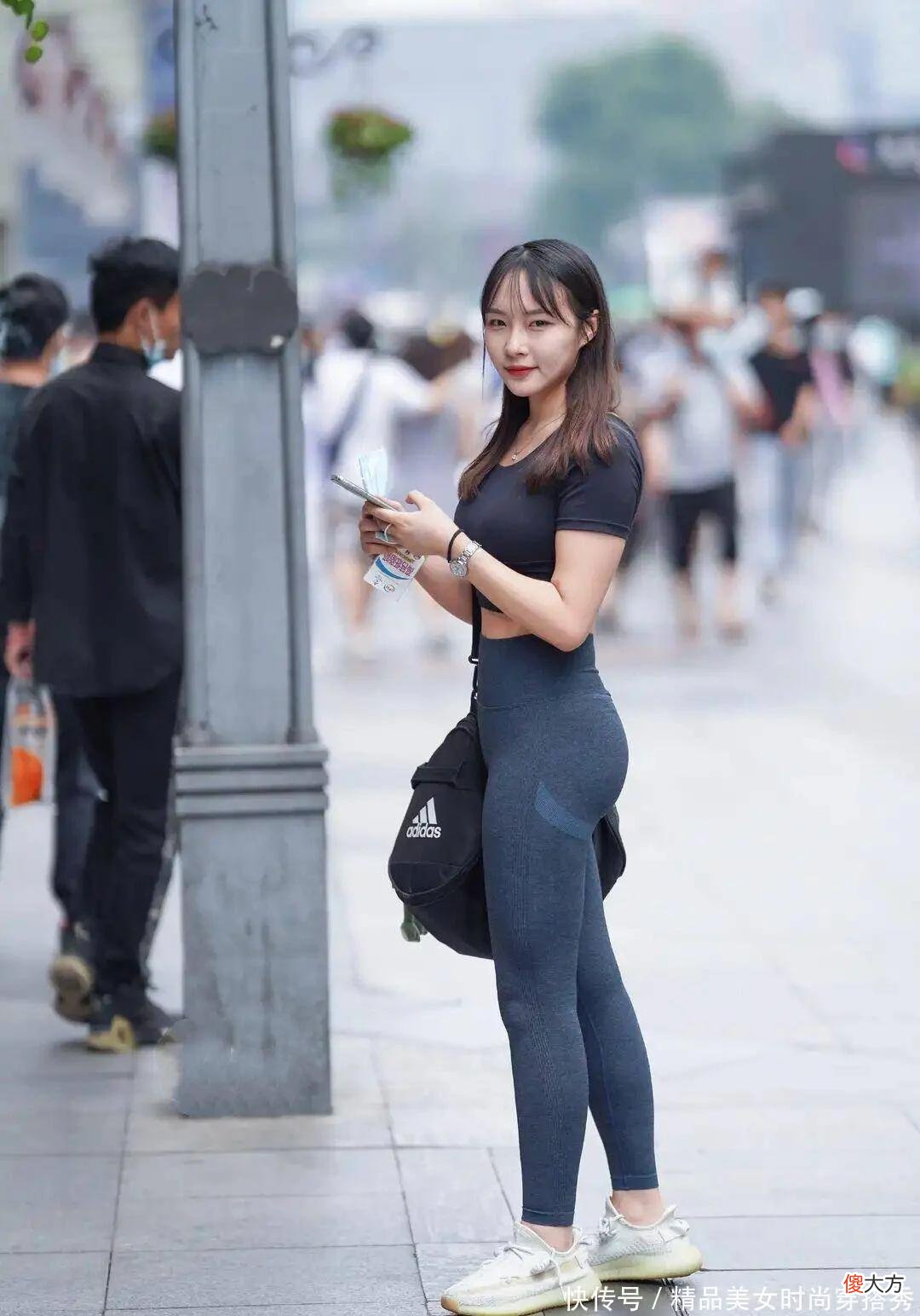 【时尚一点】说什么打底裤，如今“小黑裤”才是香饽饽，别分不清主次！