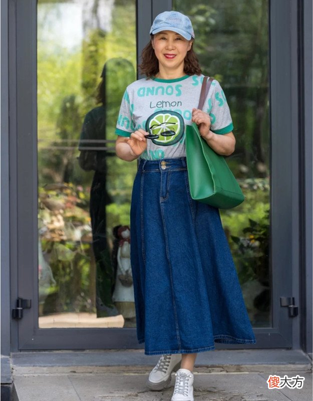 【时尚一点】这位胖奶奶真会打扮，“4条半身裙”惊艳所有人，一裙多穿真高级