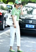 【时尚一点】50岁女人：出门穿衣多露脚踝，多穿彩色，戴顶帽子时髦感翻倍