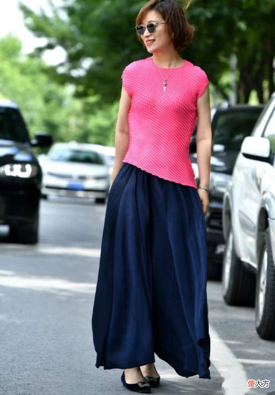 【时尚一点】50岁女人：出门穿衣多露脚踝，多穿彩色，戴顶帽子时髦感翻倍