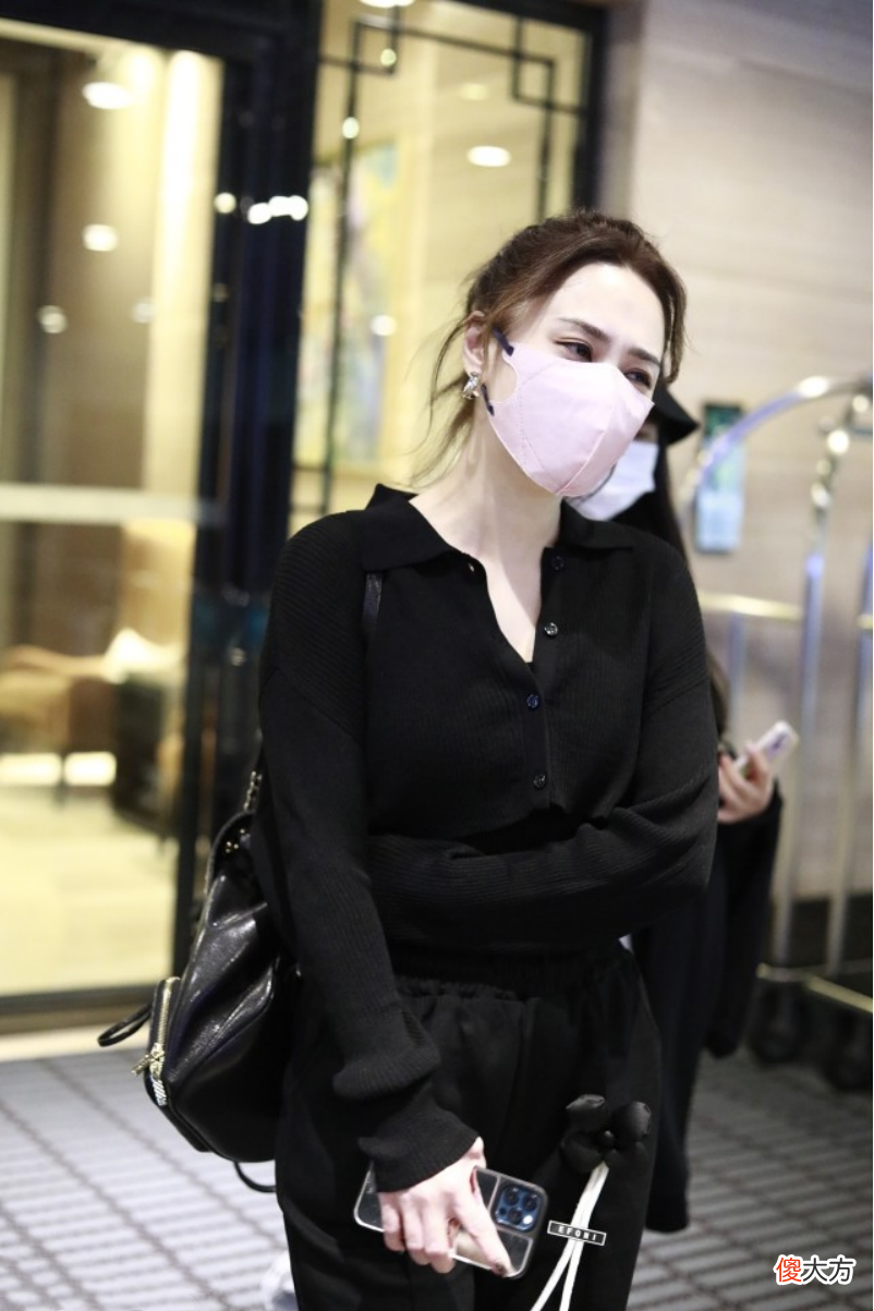 【时尚一点】阿娇的活力感一点没减，全黑穿搭真是又帅又甜，扎高马尾好有活力