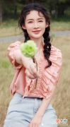 【时尚一点】李沁扎麻花辫好甜啊！穿牛仔裙洋气又少女