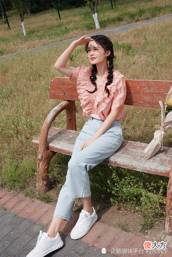 【时尚一点】李沁扎麻花辫好甜啊！穿牛仔裙洋气又少女
