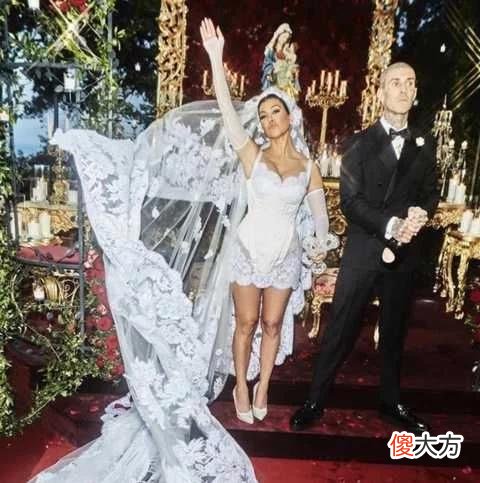 【时尚一点】超模肯豆穿中式风裙在大姐婚礼抢镜，胸部平平，家族标志性臀部却十分紧绷