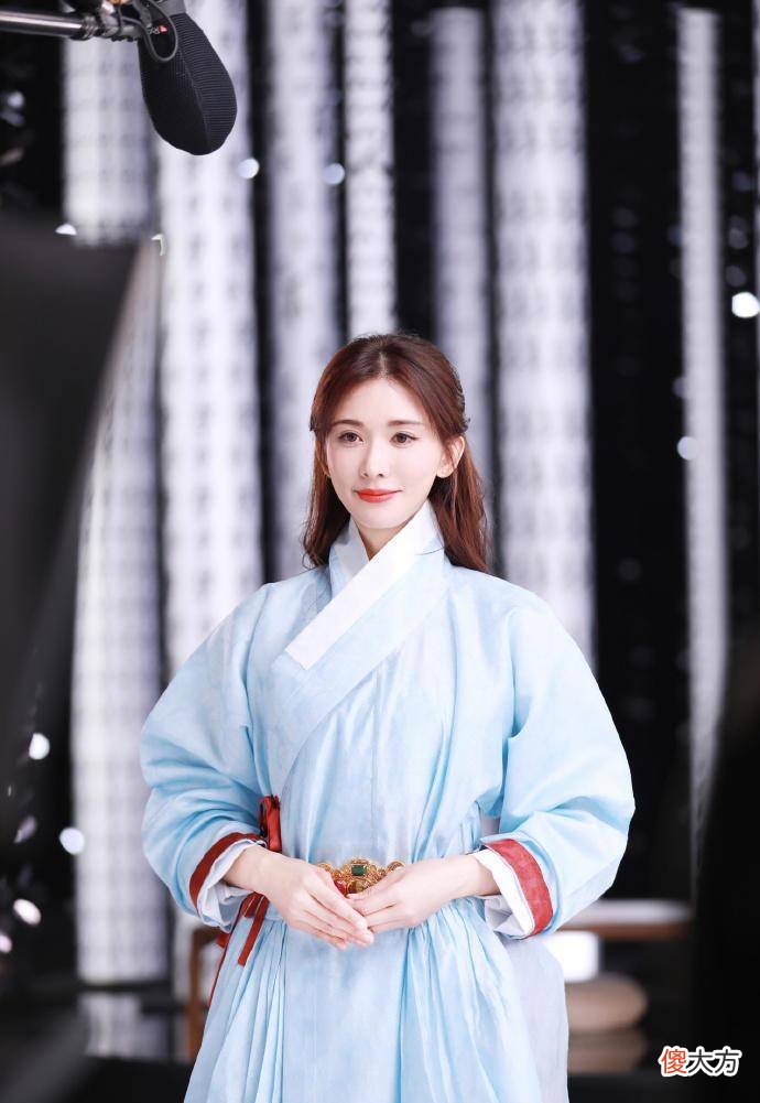 【就爱时尚】志林姐姐罕见亮相，白色连衣裙造型美如小仙子