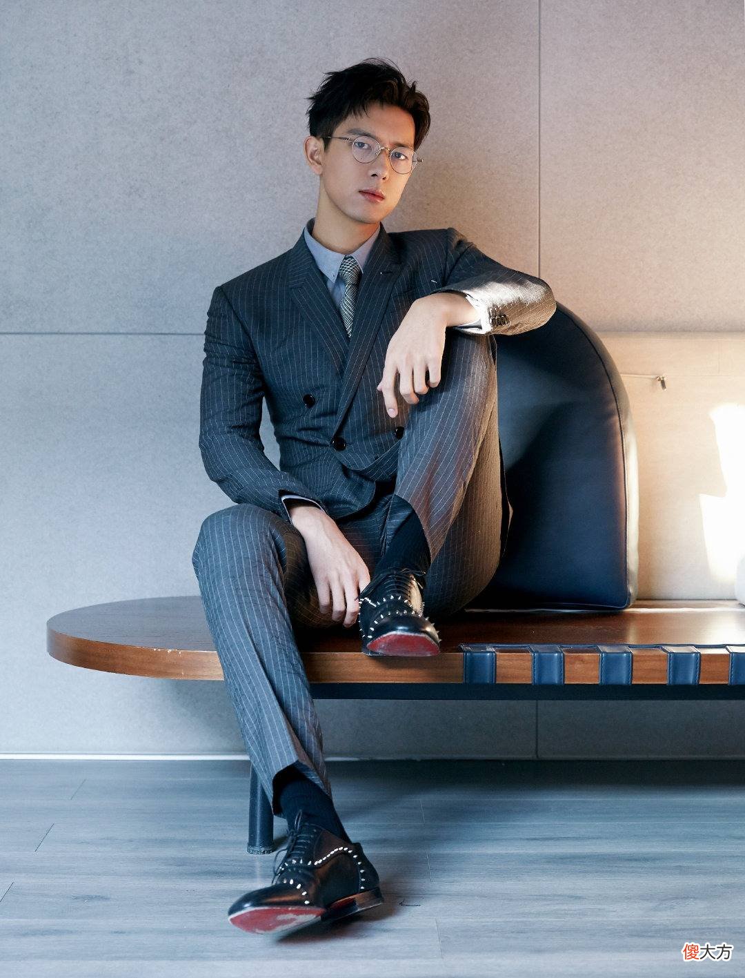 【时尚一点】李现完美化身头巾现潮酷范儿，男友玩转正装搭配运动鞋