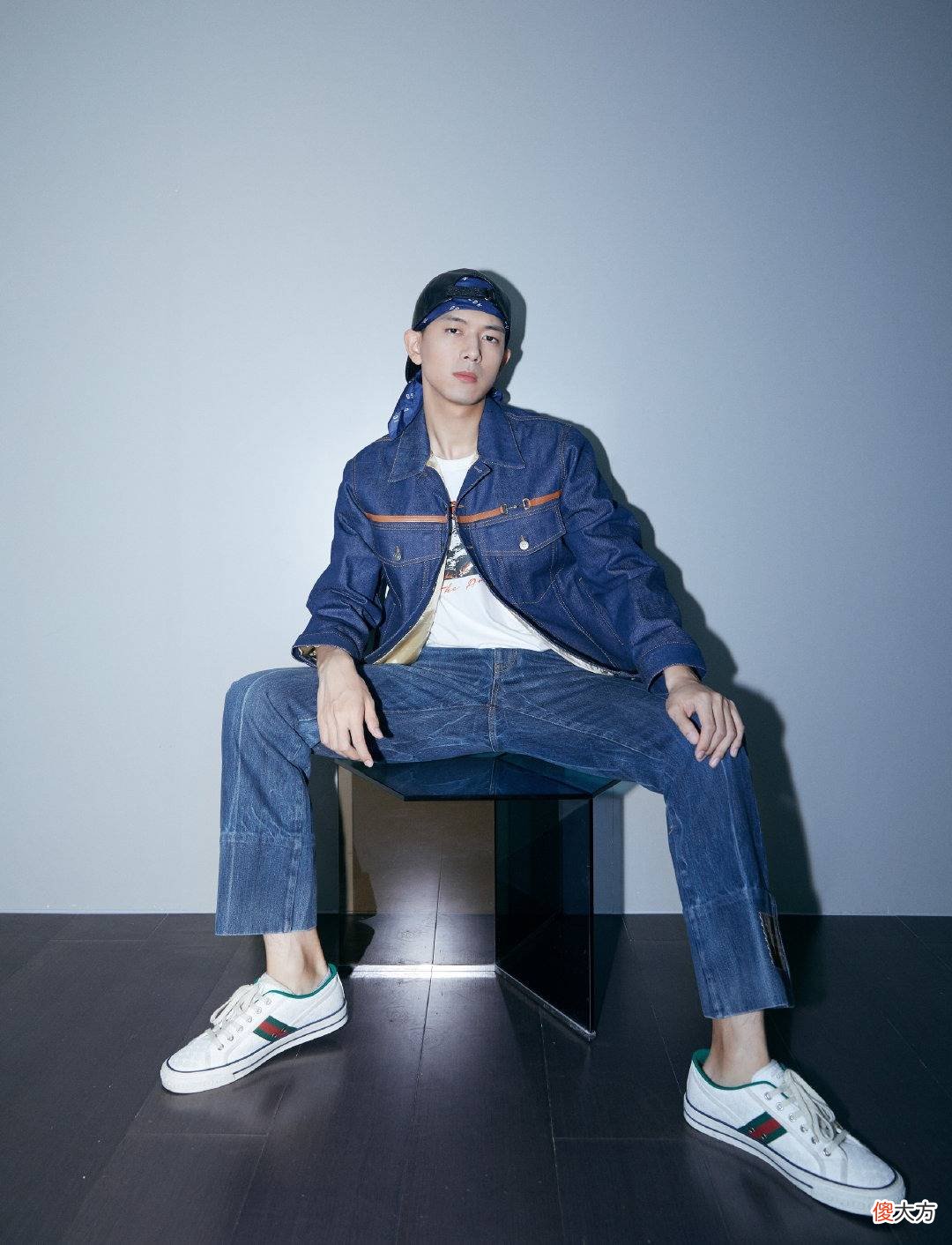 【时尚一点】李现完美化身头巾现潮酷范儿，男友玩转正装搭配运动鞋
