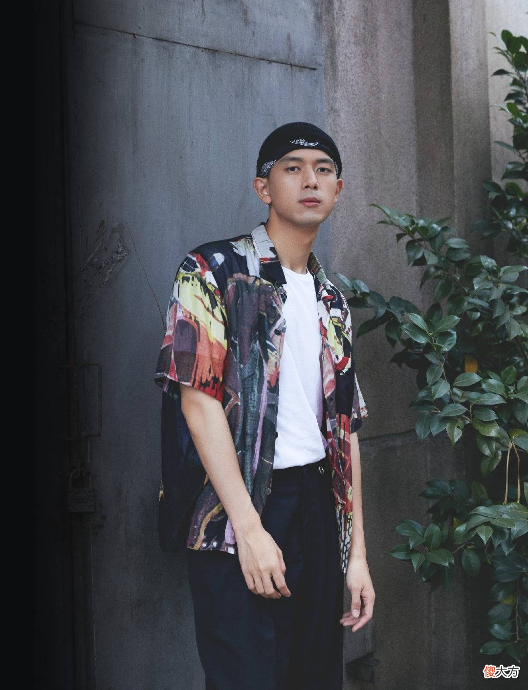 【时尚一点】李现完美化身头巾现潮酷范儿，男友玩转正装搭配运动鞋