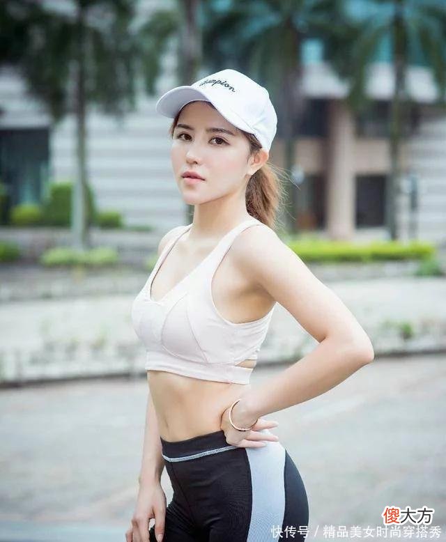 【时尚一点】打底裤的装扮更显精致甜美，洋溢着成熟的优雅魅力，突显气场