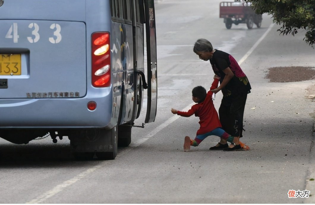 奶奶和姥姥，奶奶带娃私心更少？过来人给出答案，宝妈无话可说