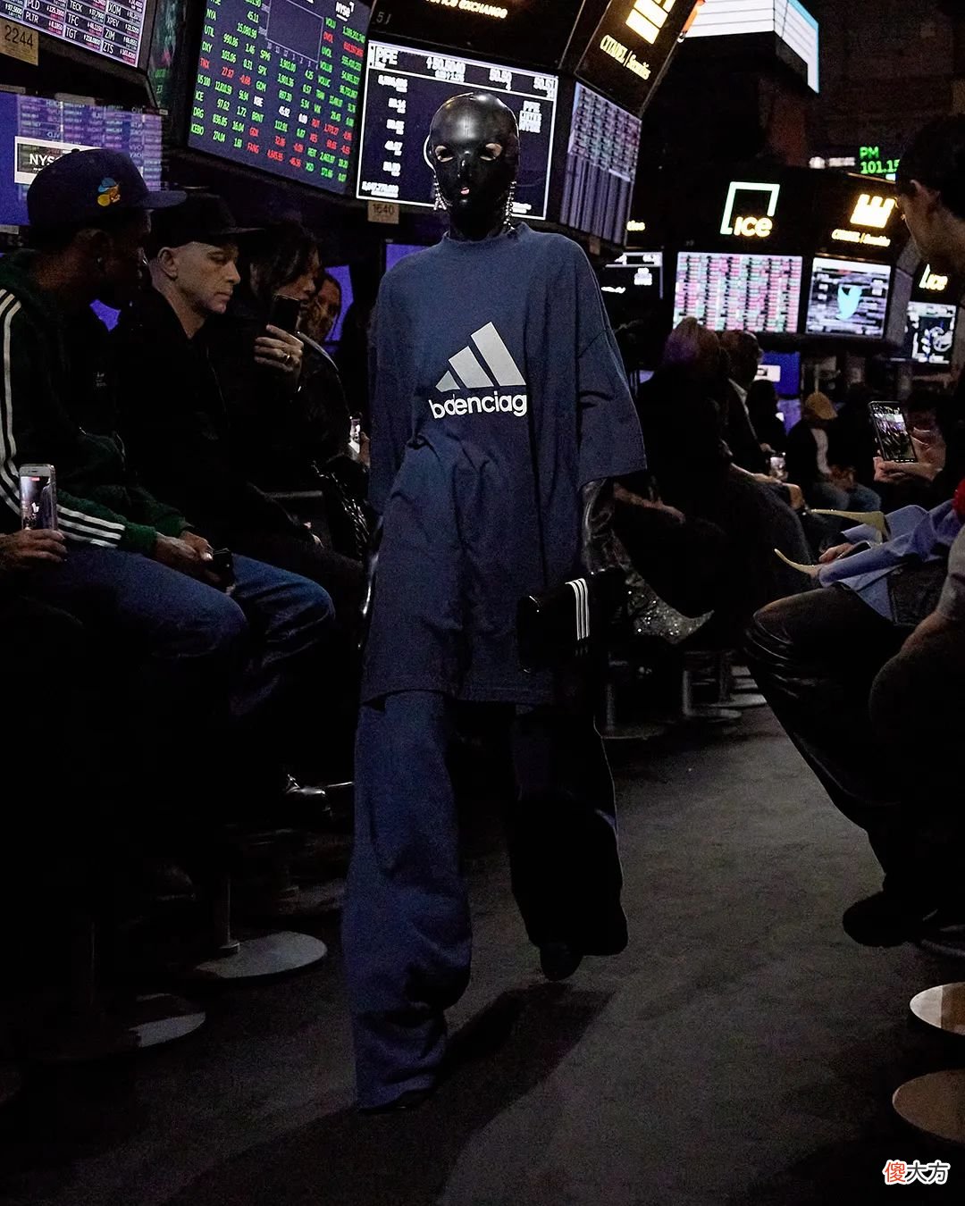 【时尚一点】只看联名，会忽略 Balenciaga 新系列“Garde-Robe”的精彩？