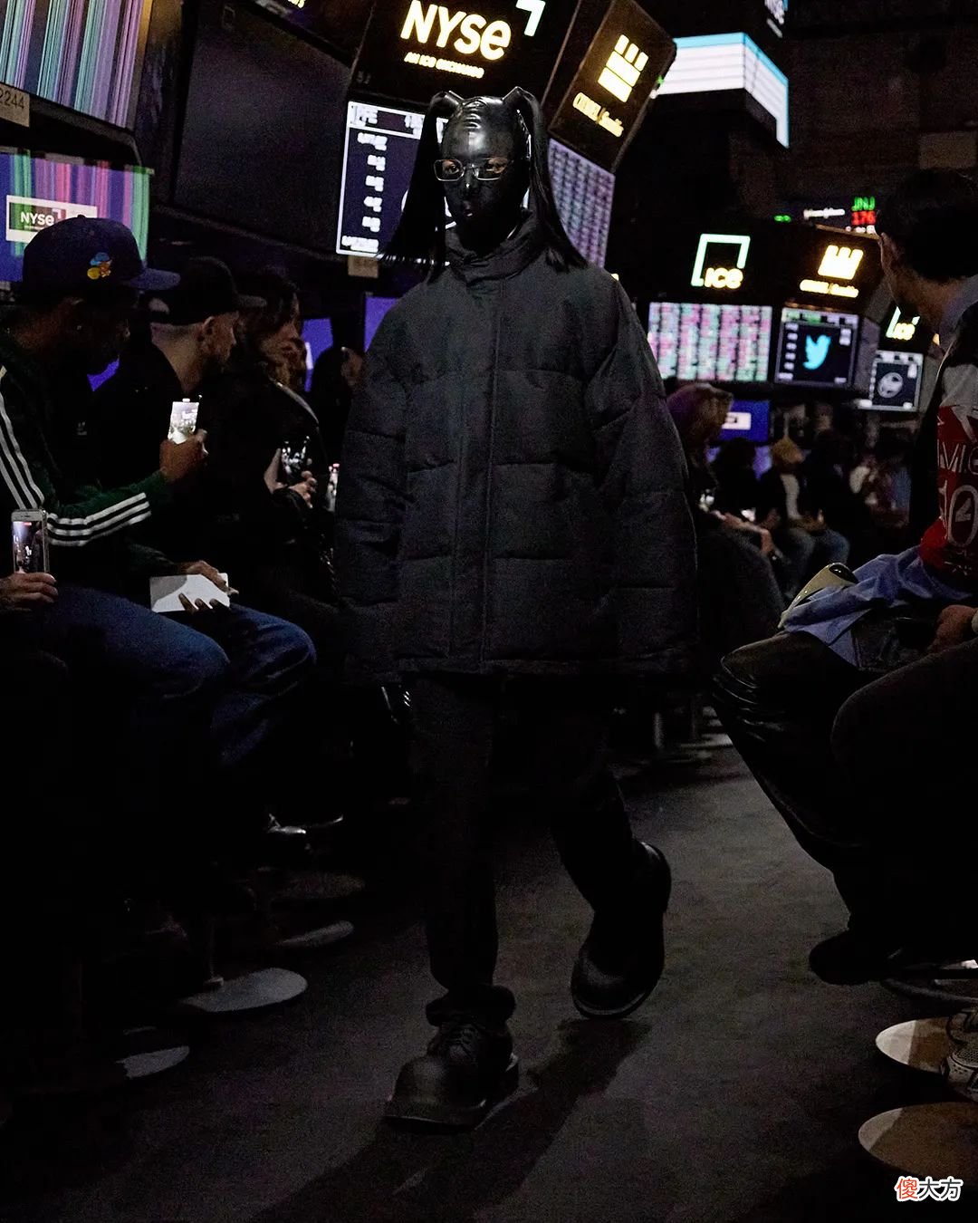 【时尚一点】只看联名，会忽略 Balenciaga 新系列“Garde-Robe”的精彩？