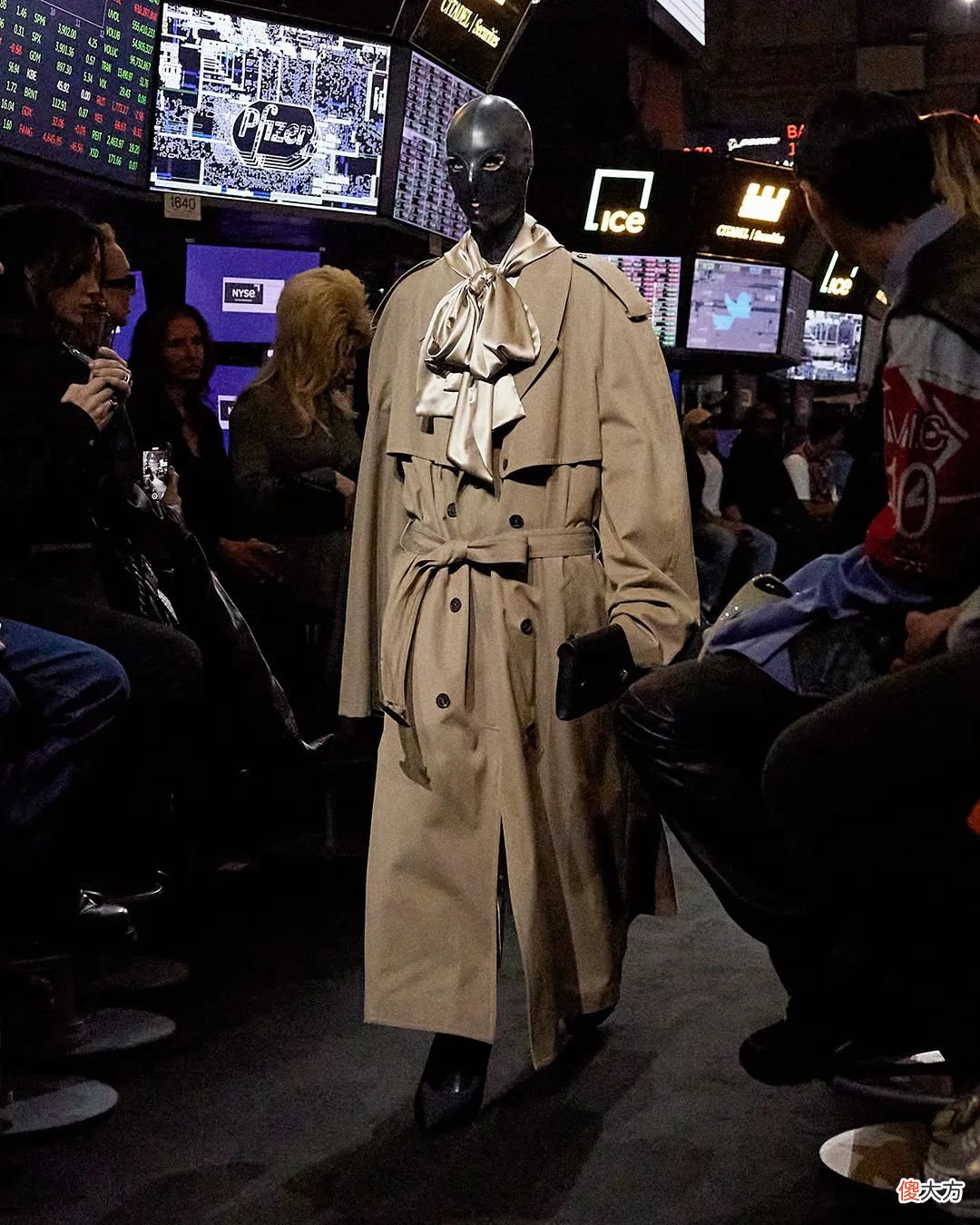 【时尚一点】只看联名，会忽略 Balenciaga 新系列“Garde-Robe”的精彩？