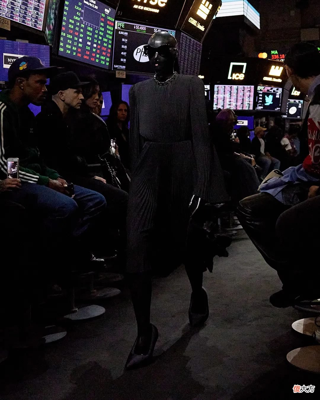 【时尚一点】只看联名，会忽略 Balenciaga 新系列“Garde-Robe”的精彩？