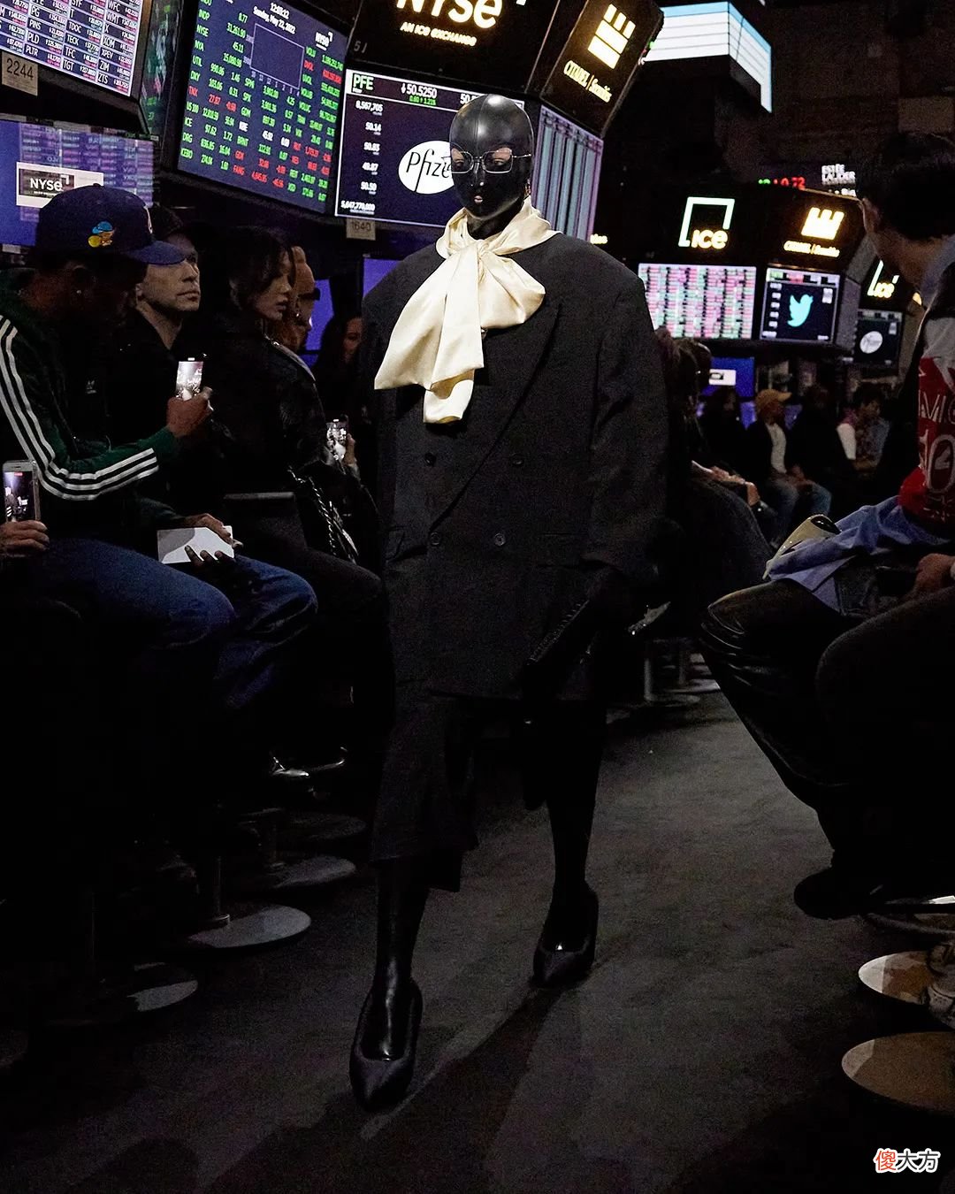 【时尚一点】只看联名，会忽略 Balenciaga 新系列“Garde-Robe”的精彩？