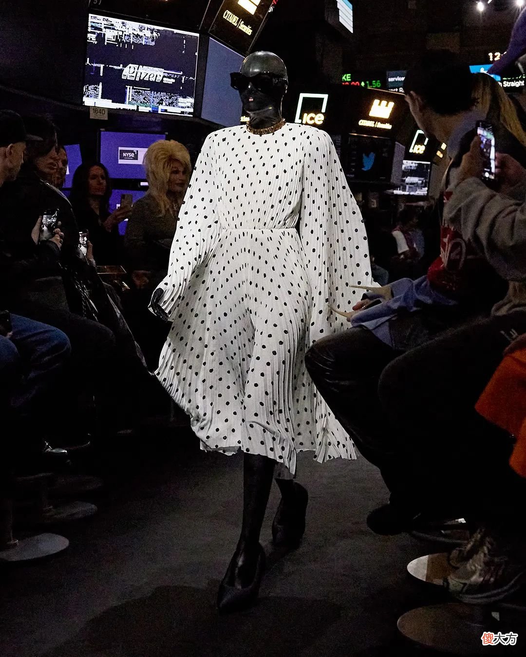 【时尚一点】只看联名，会忽略 Balenciaga 新系列“Garde-Robe”的精彩？