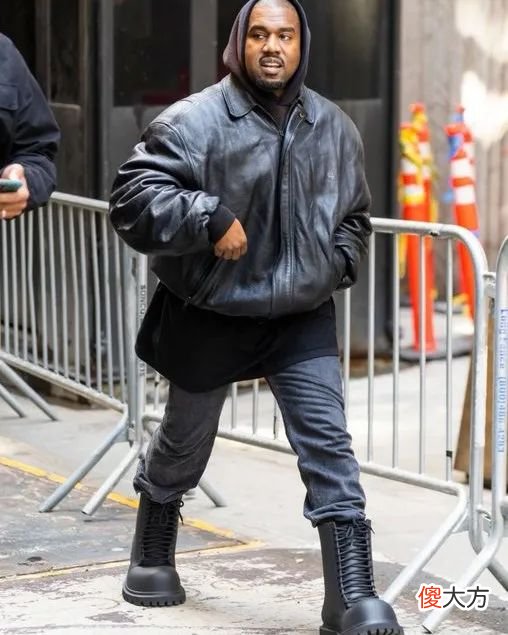 【时尚一点】只看联名，会忽略 Balenciaga 新系列“Garde-Robe”的精彩？