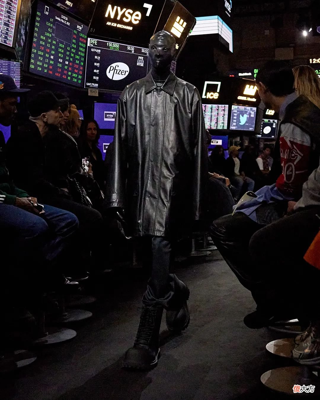 【时尚一点】只看联名，会忽略 Balenciaga 新系列“Garde-Robe”的精彩？