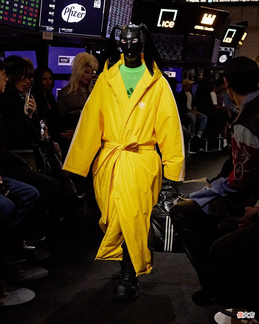 【时尚一点】只看联名，会忽略 Balenciaga 新系列“Garde-Robe”的精彩？