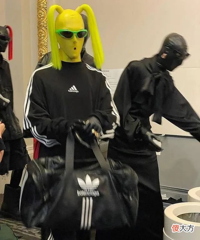 【时尚一点】只看联名，会忽略 Balenciaga 新系列“Garde-Robe”的精彩？