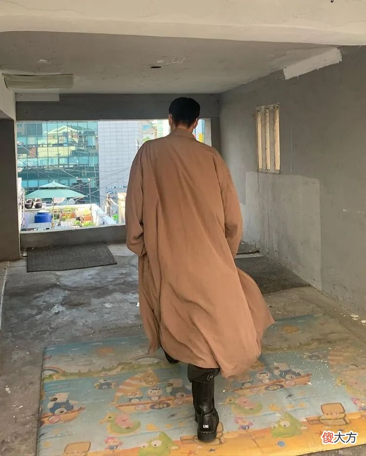 【时尚一点】只看联名，会忽略 Balenciaga 新系列“Garde-Robe”的精彩？