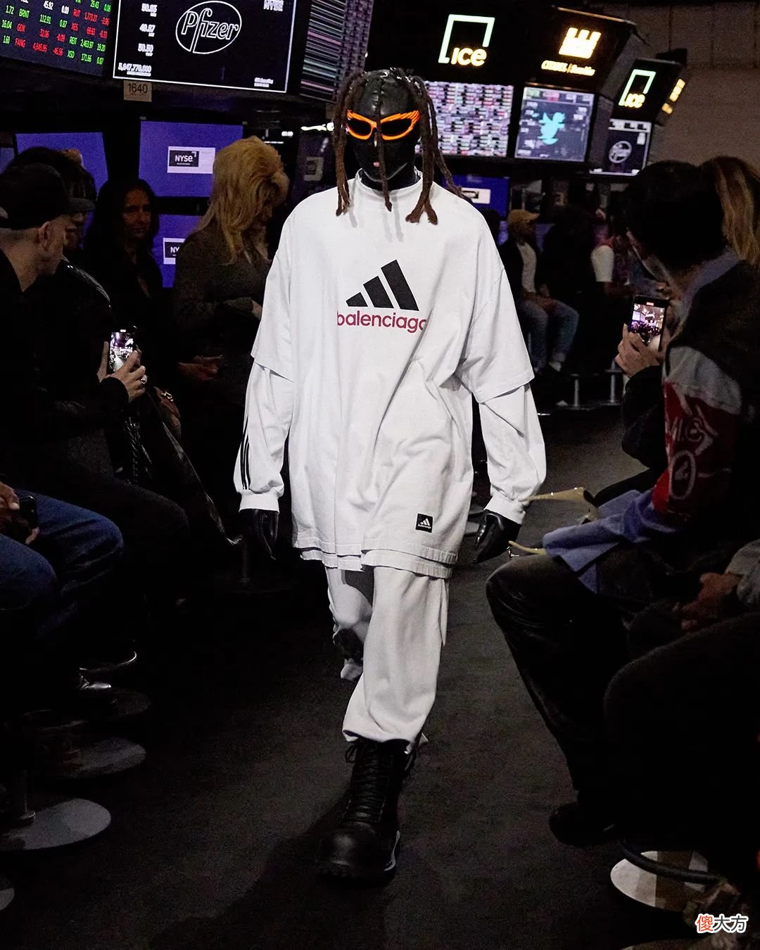 【时尚一点】只看联名，会忽略 Balenciaga 新系列“Garde-Robe”的精彩？