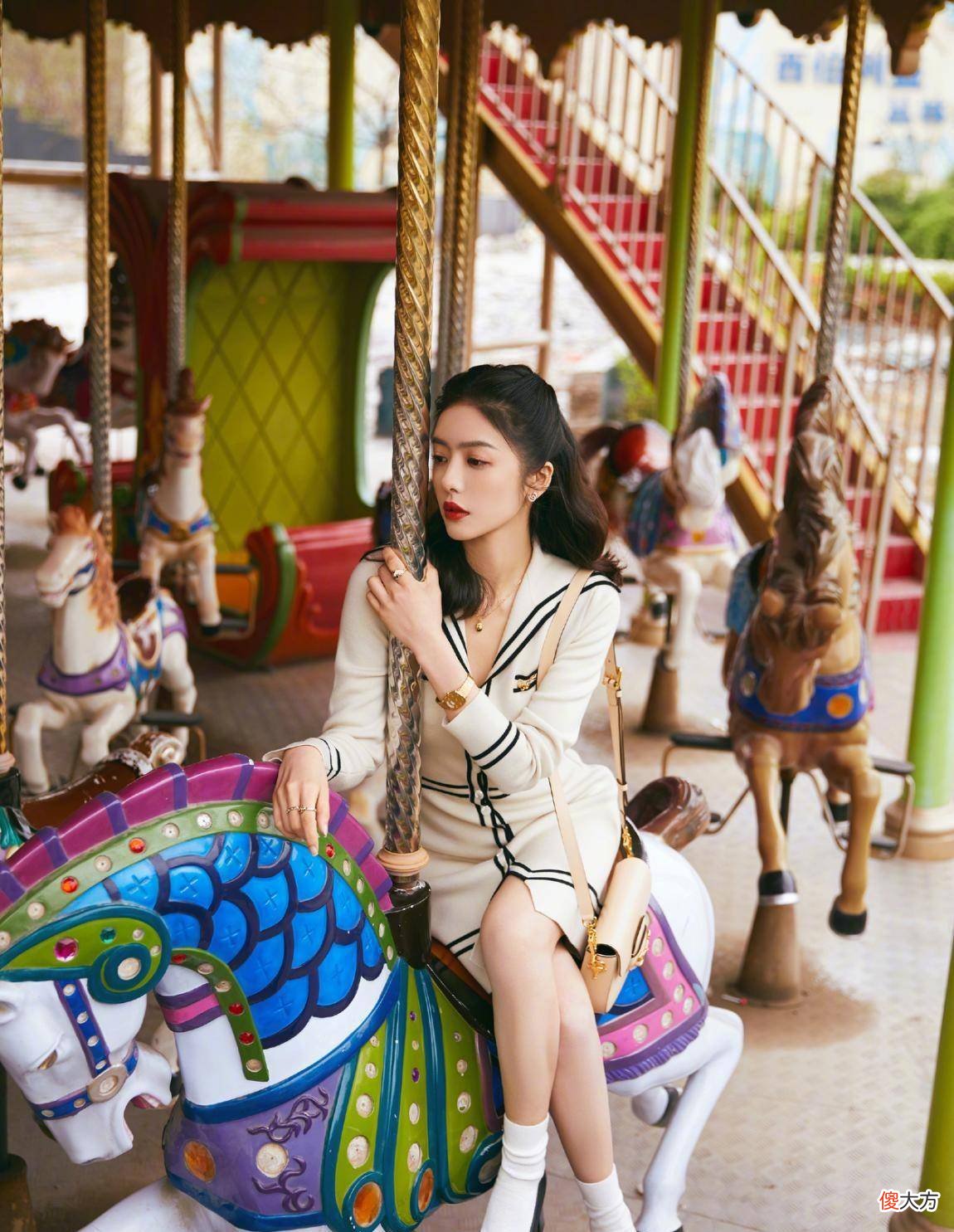 【时尚一点】李小璐看女儿走秀，穿黑线袜膝盖显皱皮，甜馨穿针织裙大红唇抢眼