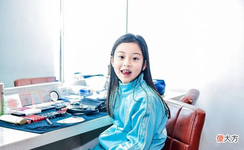 【时尚一点】李小璐看女儿走秀，穿黑线袜膝盖显皱皮，甜馨穿针织裙大红唇抢眼