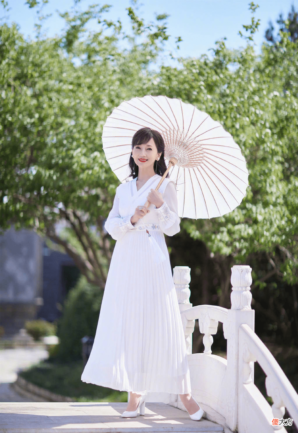 【时尚一点】68岁赵雅芝还是爱漂亮，穿白色的裙子，踩着高跟鞋硬是摆拍伪装